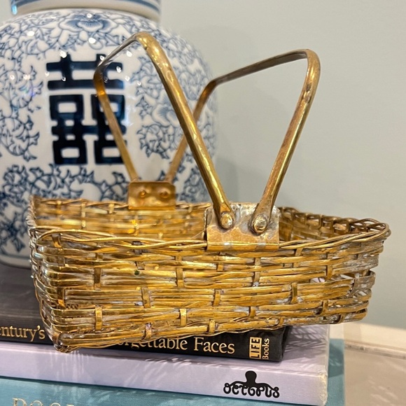 VINTAGE BRASS WOVEN BASKET WITH HANDLES - Picture 6 of 10